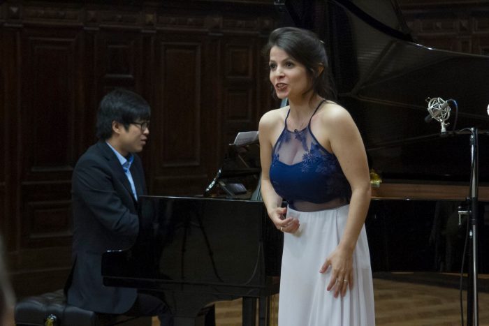 Alejandro Sung hyun Cho junto con Alicia Martínez en un concierto en el Centro Cultural Kirchner, Buenos Aires, Argentina