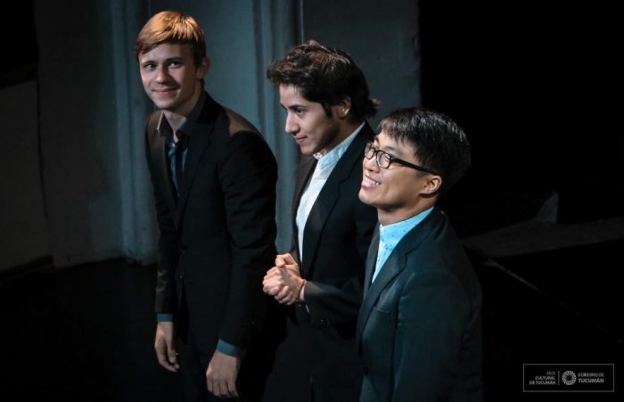 Alejandro Sung hyun Cho junto con Dmytro Choni y Sergio Escalera Soria en un concierto de piano en el teatro San Martín de Tucumán, Argentina