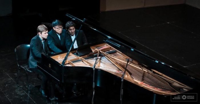Alejandro Sung hyun Cho junto con Dmytro Choni y Sergio Escalera Soria en un concierto de piano en el teatro San Martín de Tucumán, Argentina