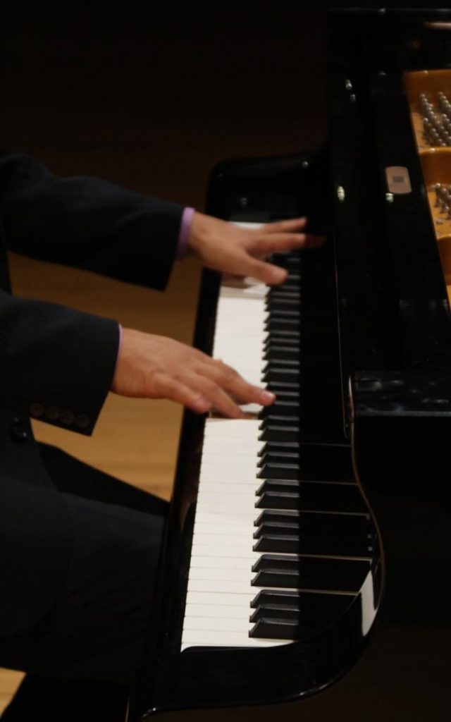 Alejandro Sung hyun Cho en un concierto de Piano en la Usina del Arte, Buenos Aires, Argentina