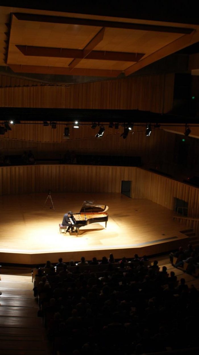 Alejandro Sung hyun Cho en un concierto de Piano en la Usina del Arte, Buenos Aires, Argentina