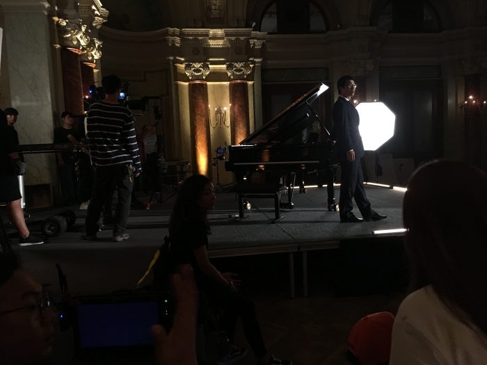 Alejandro Sung hyun Cho filmando una escena de la novela Crash Landing on You 사랑의 불시착 ( 현빈, 손예진 ) en el Hotel Victoria, Interlaken, Suiza