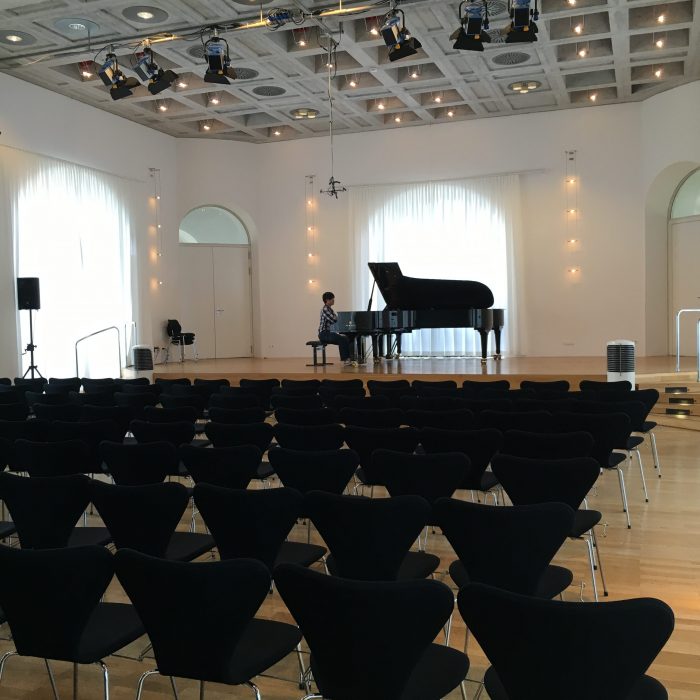 Alejandro Cho probando el piano en Velte-Saal, Musikhochschule Karlsruhe, Baden Württenberg, Deutschland