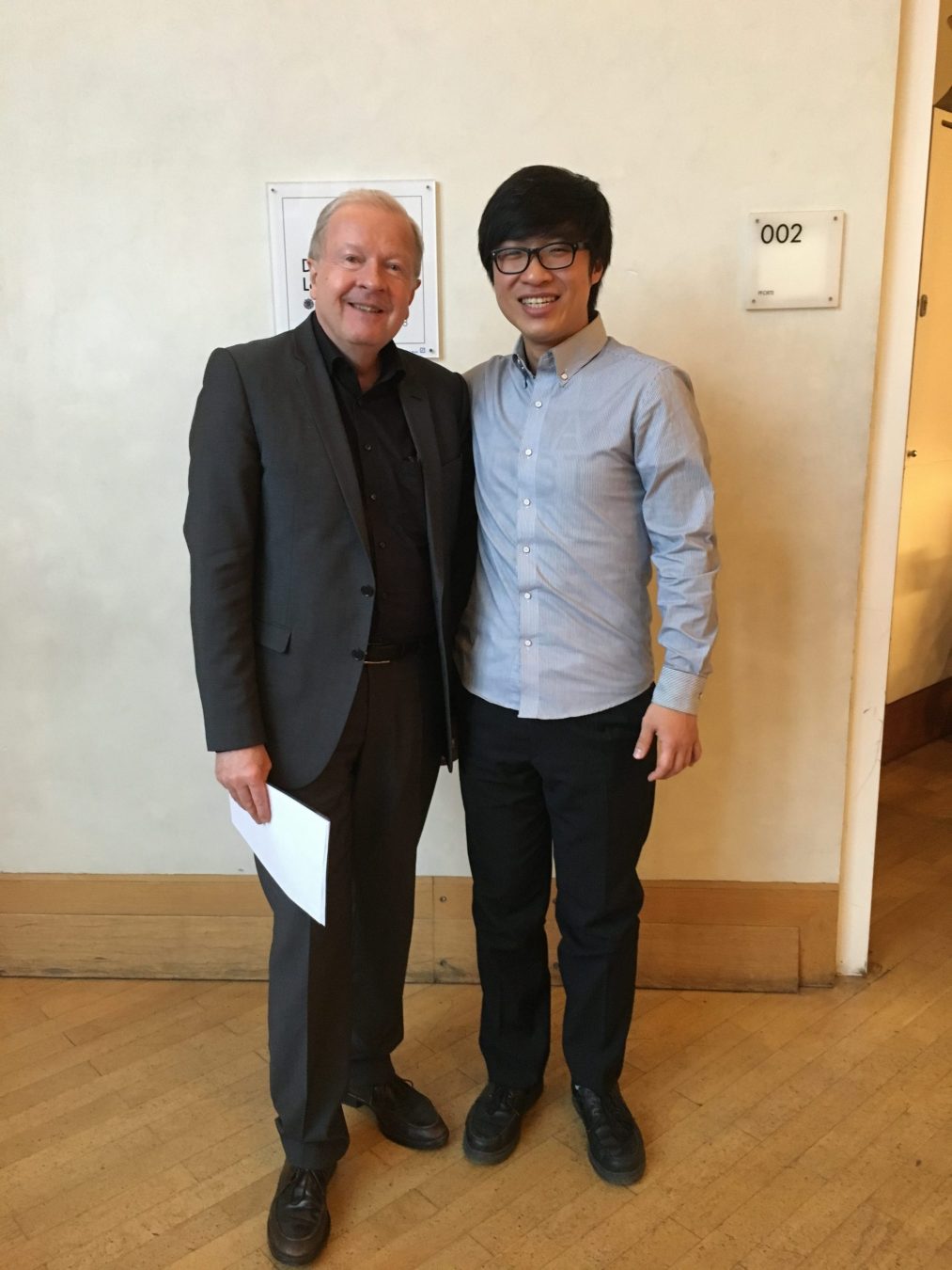Alejandro Cho junto con su profesor Kalle Randalu después de su examen de graduación de Master Piano en Musikhochschule Karlsruhe, Deuschland