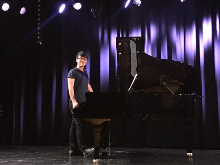 Alejandro Cho probando el piano para un concierto en Zürcher Hochschule der Künste, Zürich, Suiza