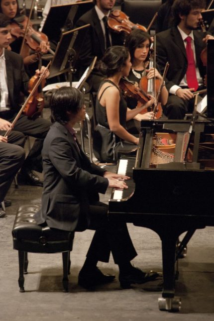 Alejandro Sung hyun Cho junto con Finlay Ferguson en un concierto con la orquesta académica del teatro del libertador San Martín en el Teatro del Libertador San Martín, Córdoba, Argentina